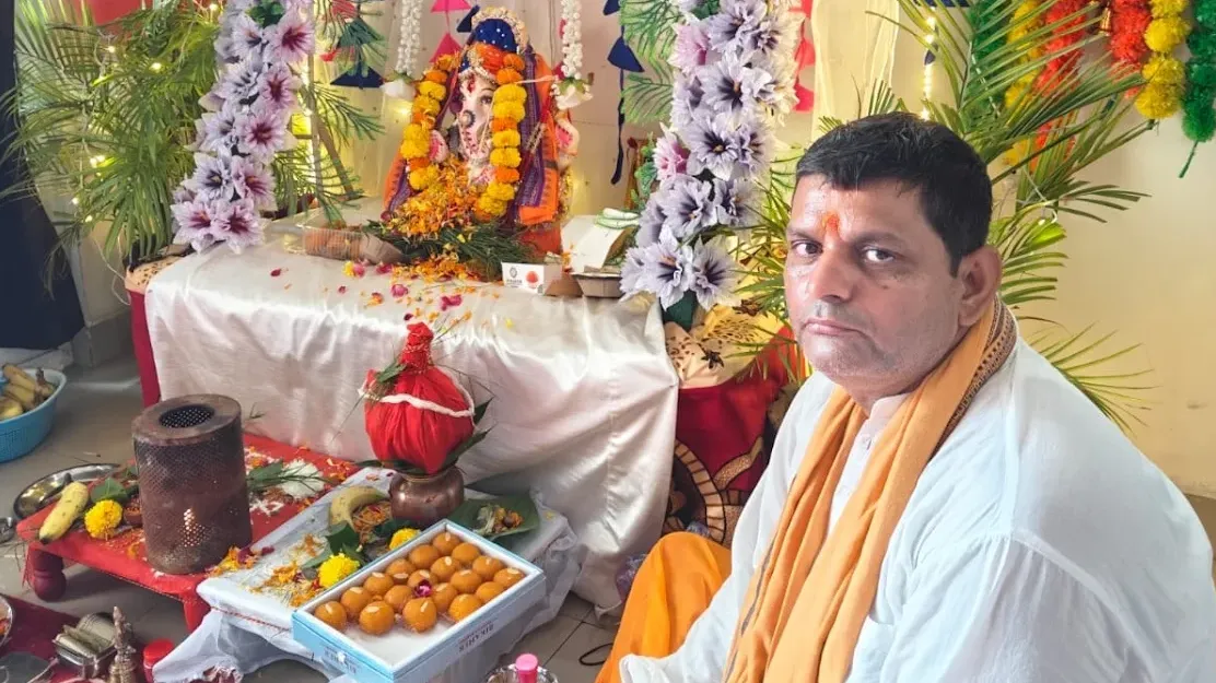 Pandit Krishna Ji performing Ganesh puja at home