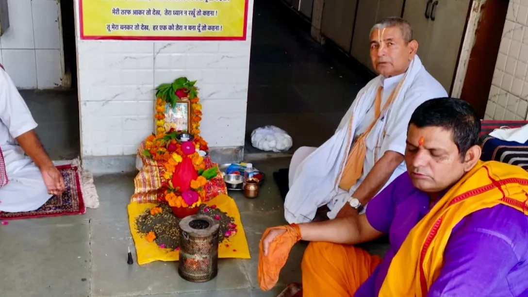 Pandit Krishna Ji with Radha-Krishna murti during katha